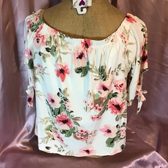 💕🔥👚2 for $40 Gorgeous Floral Blouse 👚🔥💕 - Picture 5 of 6